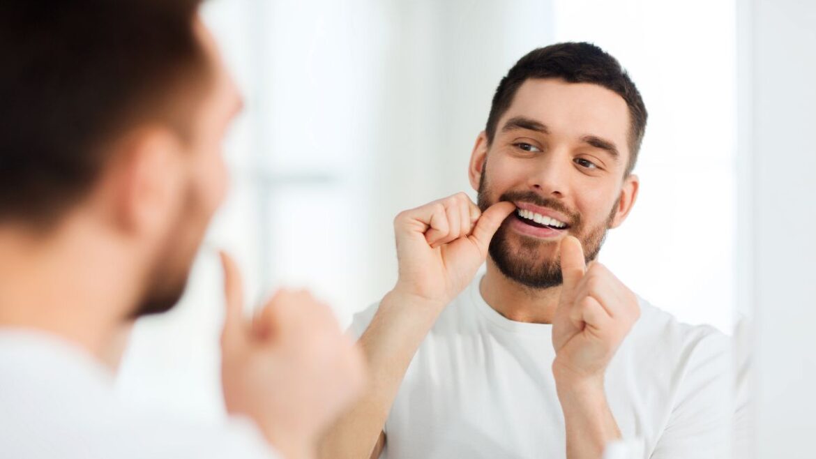 Persona cuidando su salud bucal para evitar riesgos con el biofilm - Clínica dental en Oviedo