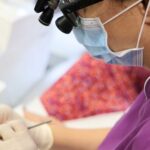 La salud oral es fundamental, dentista de maestro ayudando con las salud de las encías