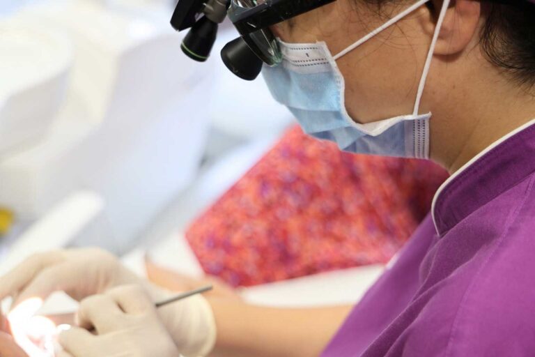 La salud oral es fundamental, dentista de maestro ayudando con las salud de las encías